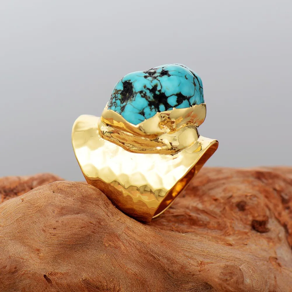 Anillo Dorado con Turquesa Grande