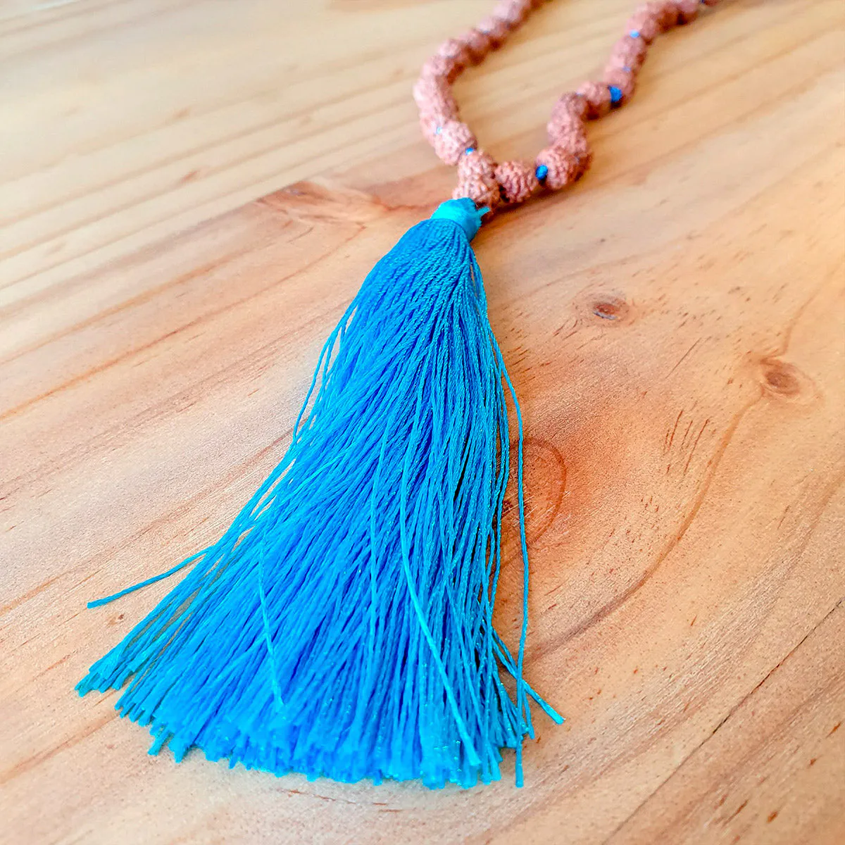 Collar de Intención Rudraksha y Pómulo Celeste