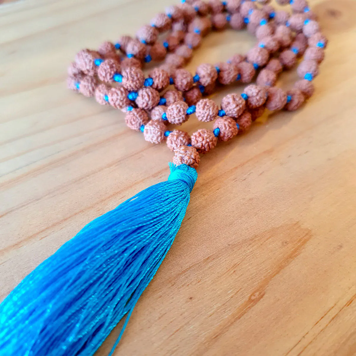 Collar de Intención Rudraksha y Pómulo Celeste