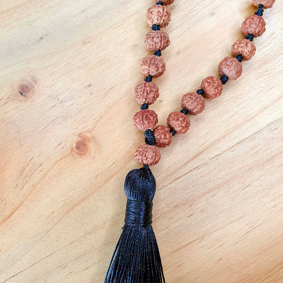 Collar de Intención Rudraksha y Pómulo Negro