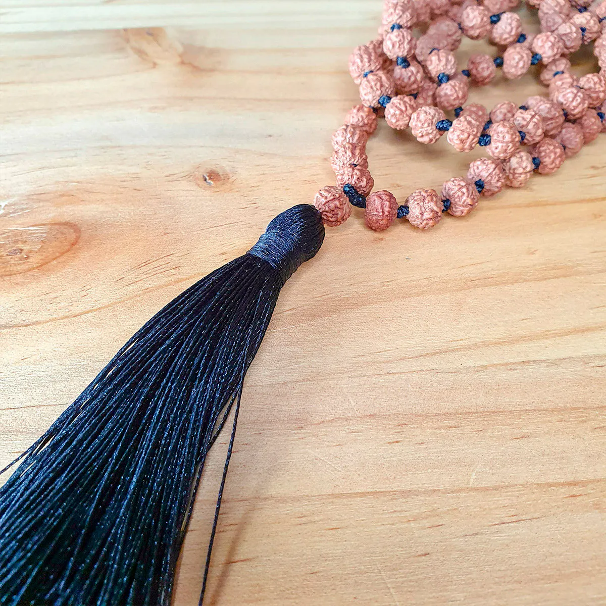 Collar de Intención Rudraksha y Pómulo Negro