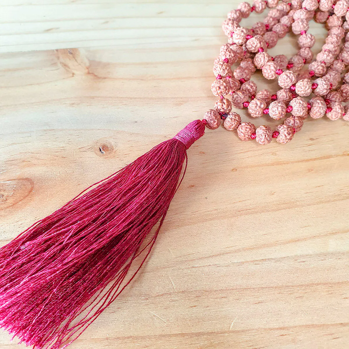 Collar de Intención Rudraksha y Pómulo Rojo