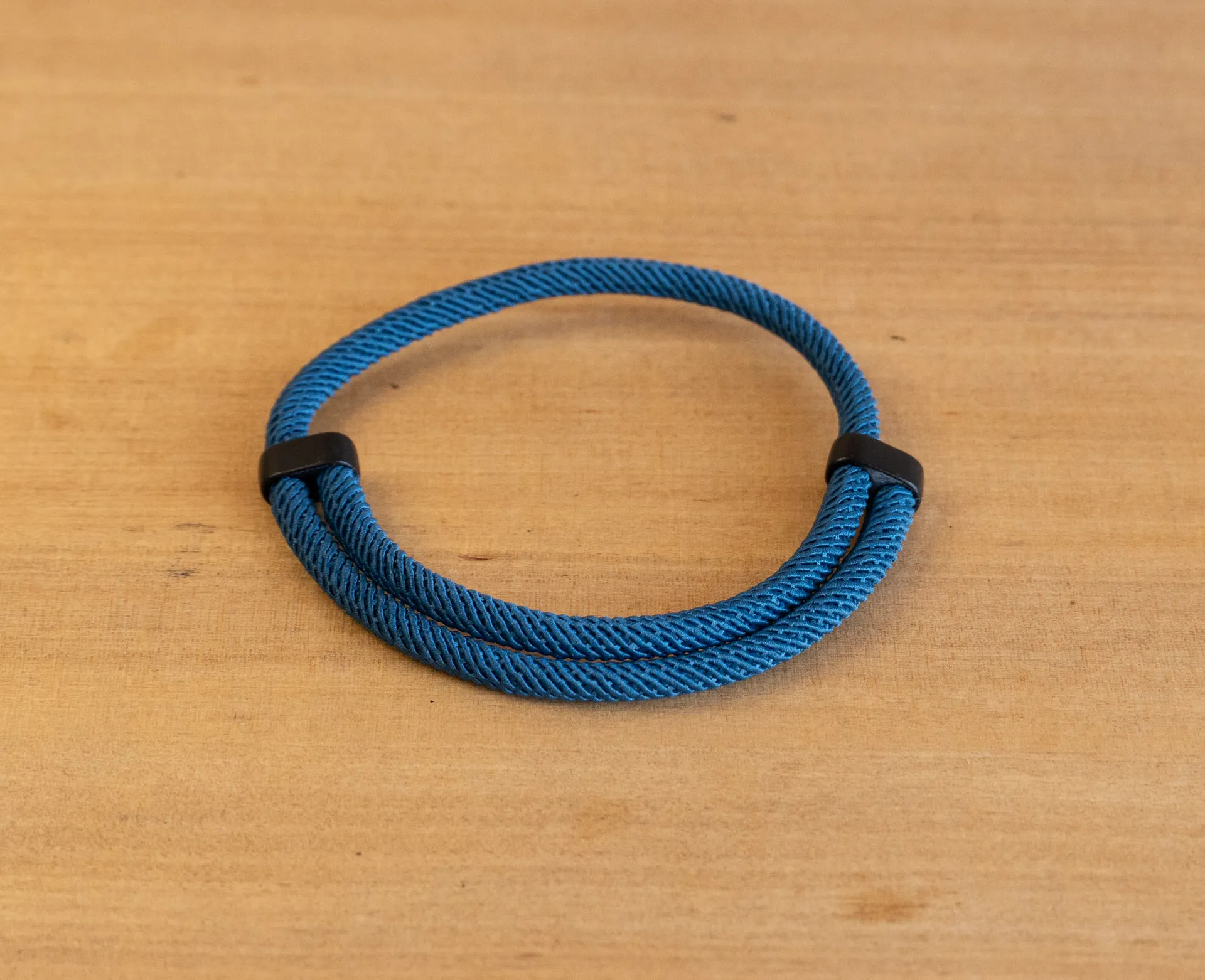 Pulsera Minimalista en Cuerda Azul
