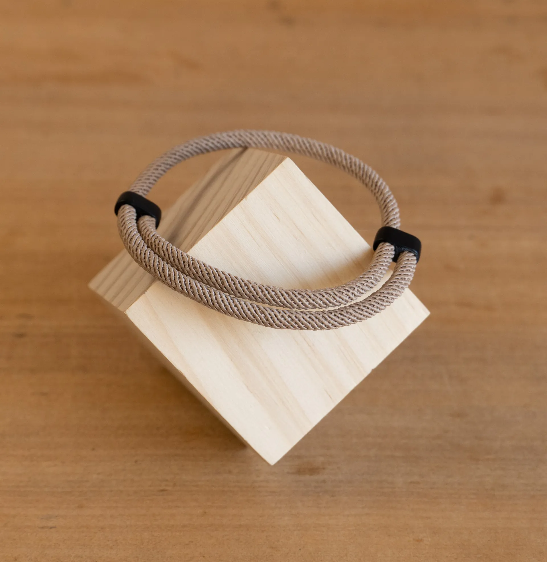Pulsera Minimalista en Cuerda Beige