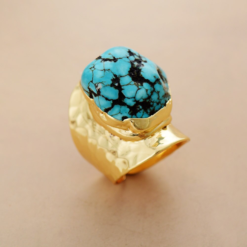 Anillo Dorado con Turquesa Grande