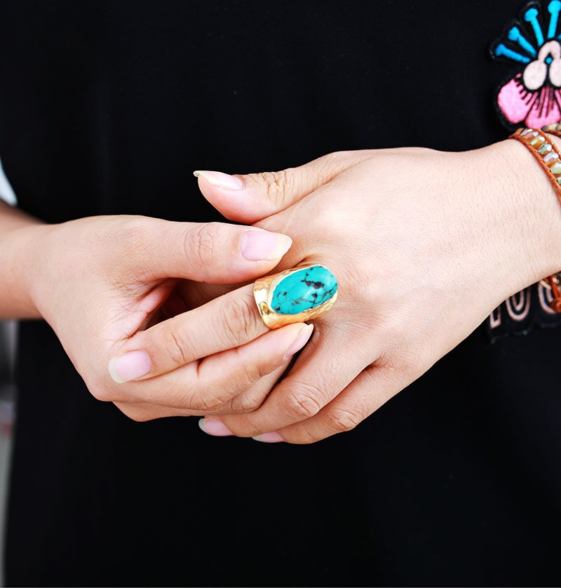 Anillo Dorado con Turquesa Grande