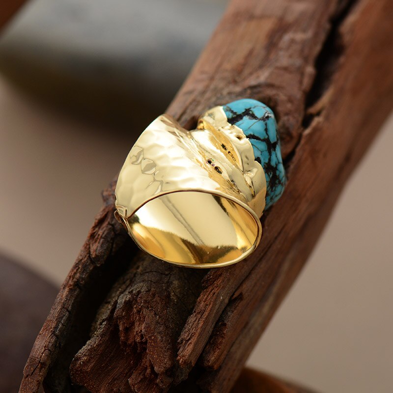 Anillo Dorado con Turquesa Grande