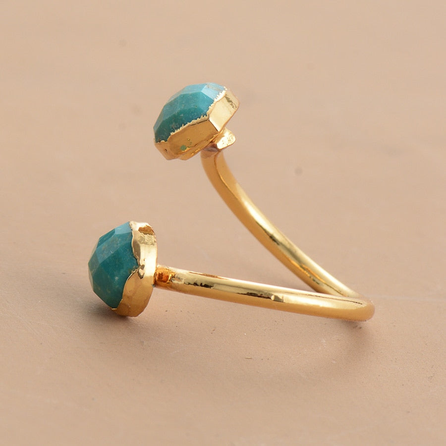 Anillo Dorado con Doble Turquesa