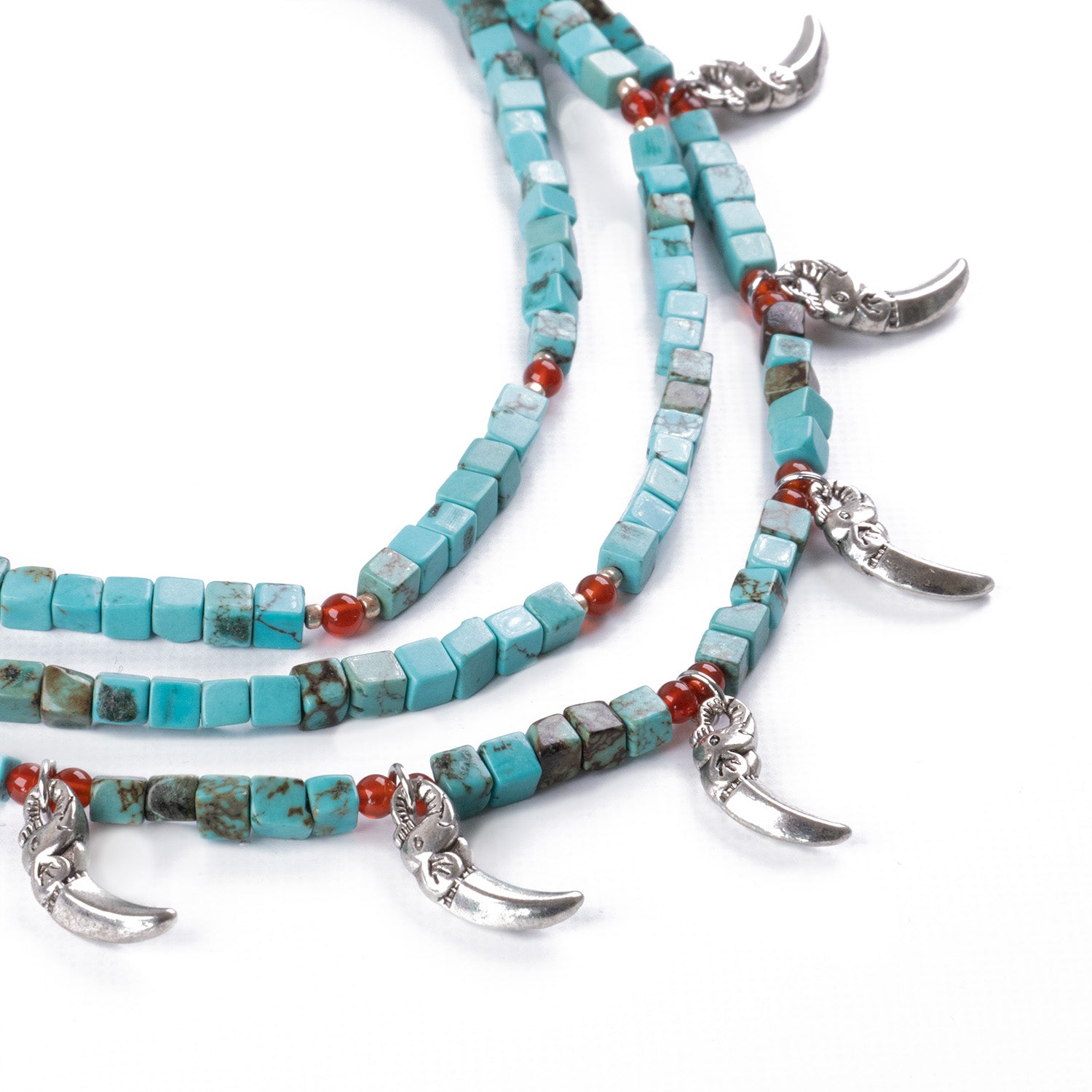 Collar de tres vueltas de turquesa con dijes de elefante en plata
