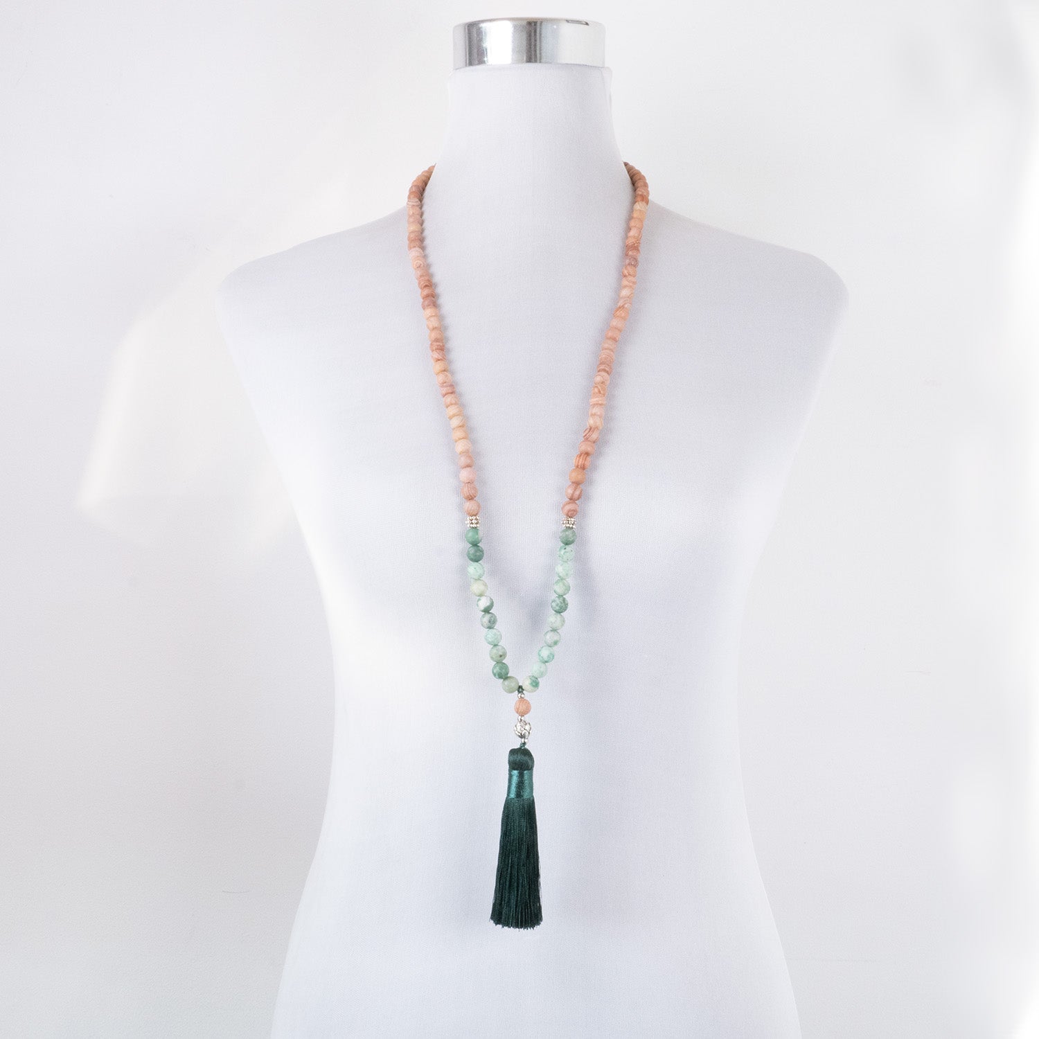 Detalle de conjunto collar y pulsera de jadeíta hecho a mano, cuentas de piedra natural
