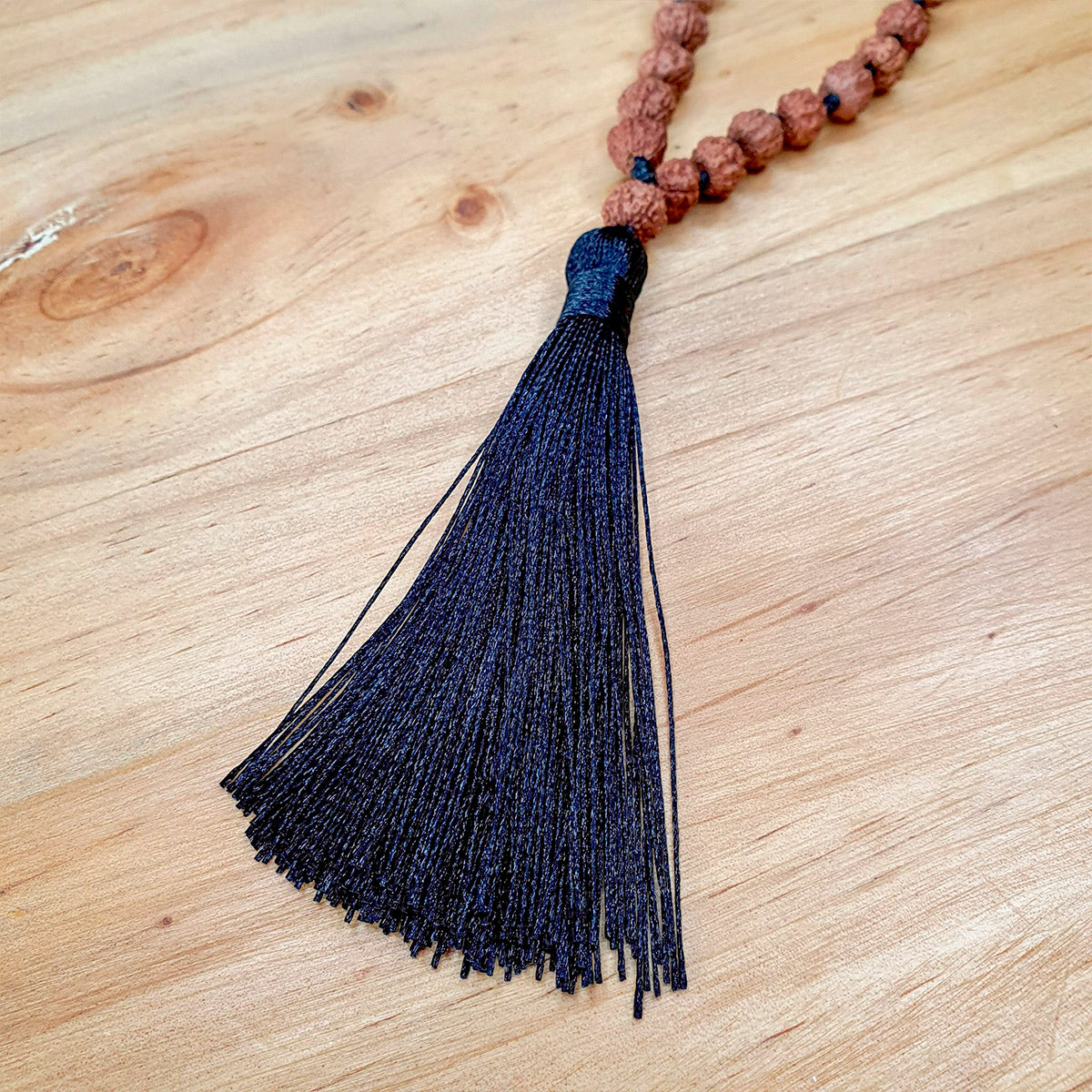 Collar de Intención Rudraksha y Pómulo Negro