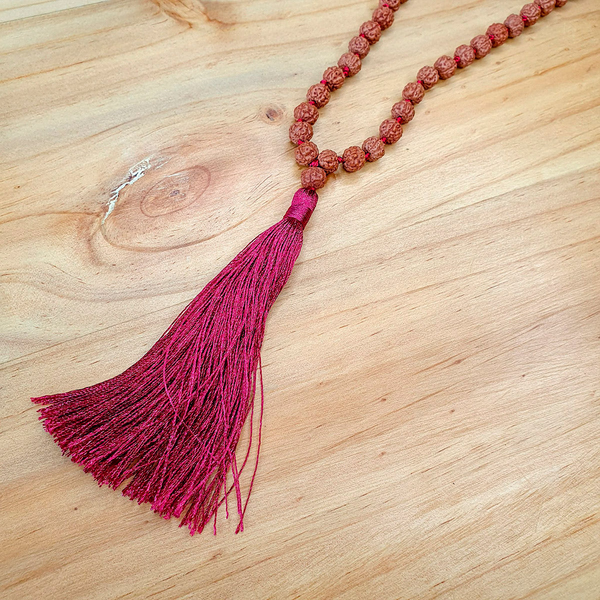 Collar de Intención Rudraksha y Pómulo Rojo