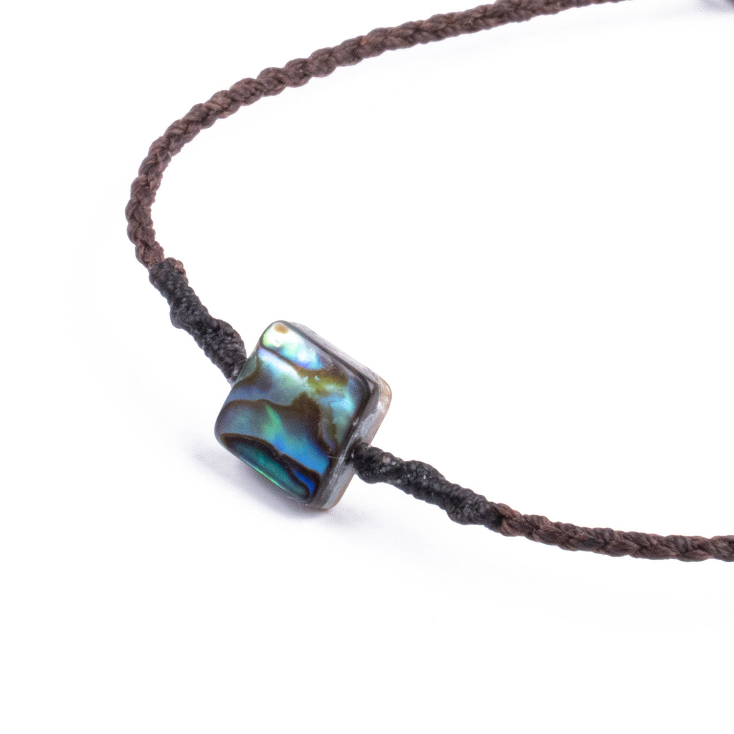 Pulsera de Hilo Tejido y Nácar